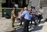 الجيش وزع حصصا غذائية على العائدين في الجنوب