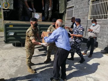 الجيش وزع حصصا غذائية على العائدين في الجنوب