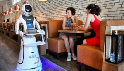 بالفيديو والصور: مطعم هولندي يتخطى أزمة كورونا.. بـ”روبوتات”