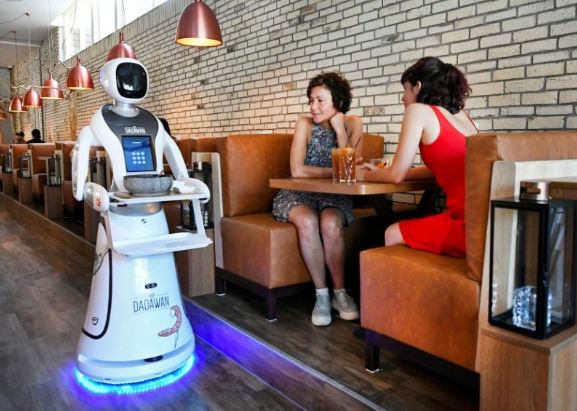 بالفيديو والصور: مطعم هولندي يتخطى أزمة كورونا.. بـ”روبوتات”
