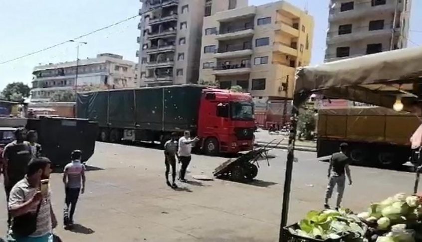 بالفيديو: توتر كبير على اوتوستراد التبانة .. والسبب: إعتراض شاحنات متّجهة الى سوريا