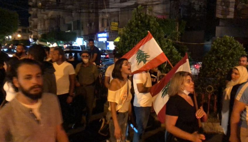 المحتجون نزلوا الى الشارع في صور مساء احتجاجا على ارتفاع سعر الدولار