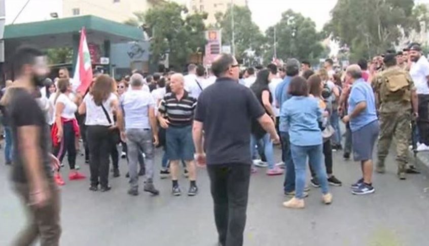 تجمع عدد من المتظاهرين في الشفروليه