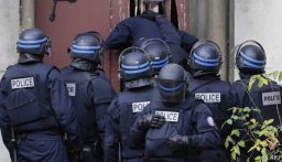 مصدر بالشرطة الفرنسية: تم إخراج الرجل من المبنى وهو لا يحمل متفجرات