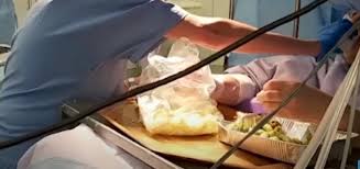 بالفيديو: تطبخ أثناء خضوعها لجراحة رأسها لازالة ورم دماغي (فيديو)