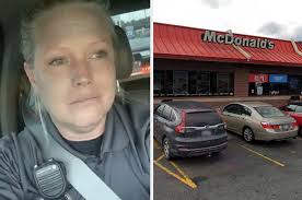 بالفيديو: شرطية أميركية تبكي بحرقة: لا أستطيع أكل وجبة “ماكدونالدز”!