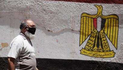 بالصورة: إستخراج هاتف بقيّ 7 أشهر في معدة مواطن مصري