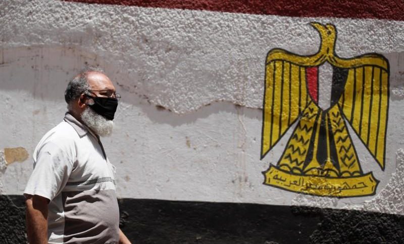 بالصورة: إستخراج هاتف بقيّ 7 أشهر في معدة مواطن مصري