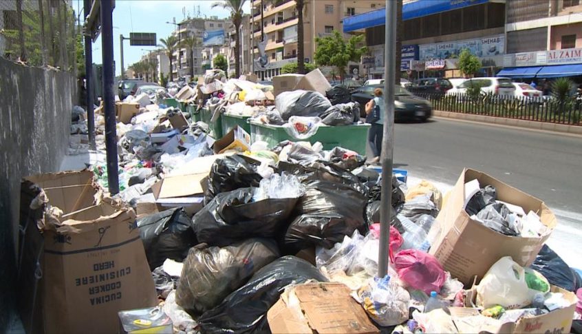 محتجون رموا مستوعبات النفايات امام سرايا جونية
