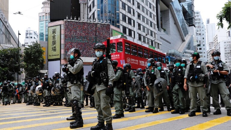 السلطات في هونغ كونغ تعاقب شرطي لهتافه بشعار “لا أستطيع التنفس”!