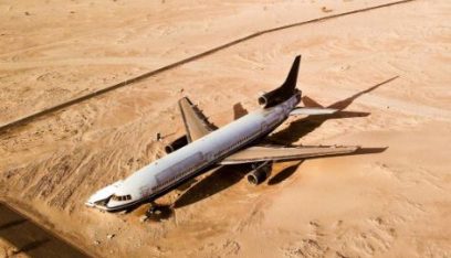 بالصورة: ما قصة الطائرة المهجورة في صحراء أبوظبي؟!