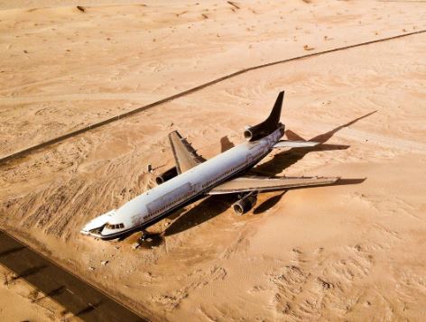 بالصورة: ما قصة الطائرة المهجورة في صحراء أبوظبي؟!