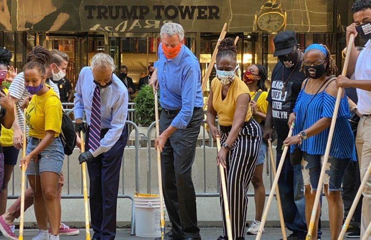 أمام برج ترامب.. رئيس بلدية نيويورك يكتب: “حياة السود مهمة”