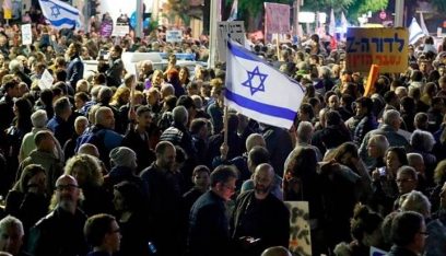 آلاف الإسرائيليين يتظاهرون أمام منزل نتنياهو للمطالبة باستقالته