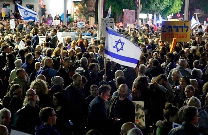 آلاف الإسرائيليين يتظاهرون أمام منزل نتنياهو للمطالبة باستقالته