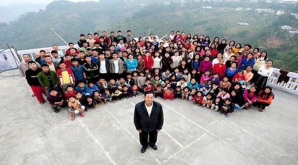 رجل يصبح صاحب أكبر عائلة في العالم بـ 94 ابناً وابنة