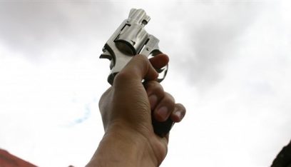 شهر مسدسه وأطلق النار…لفرض احترام التباعد الاجتماعي