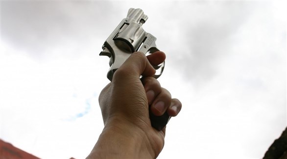 شهر مسدسه وأطلق النار…لفرض احترام التباعد الاجتماعي
