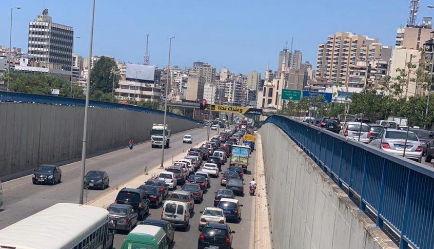 تعطل مركبة على جسر الكولا وحركة المرور خانقة في المحلة