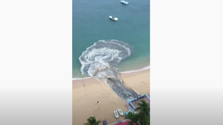 بالفيديو: مياه صرف صحي سوداء تغرق شاطئ أكابولكو الشهير في المكسيك (فيديو)