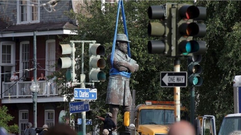 محتجون في بالتيمور يدمرون تمثال كولومبوس