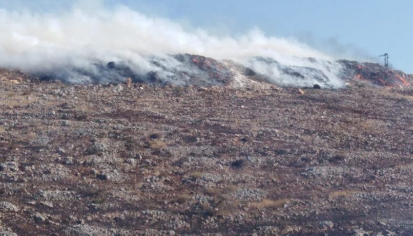 حريق نفايات في ميس الجبل يصيب رجال إطفاء بأعراض تسمم