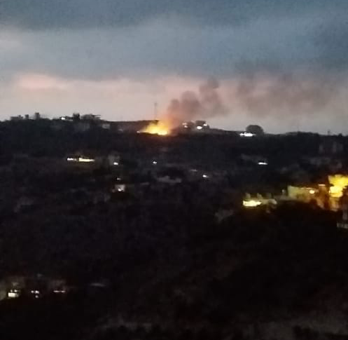 حريق في اكوام عشوائية للنفايات في بلدة عزقي الضنية