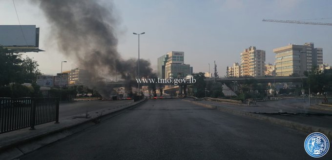 التحكم المروري: قطع السير على اوتوستراد الرئيس الهراوي-فرن الشباك بالاطارت المشتعلة بالاتجاهين