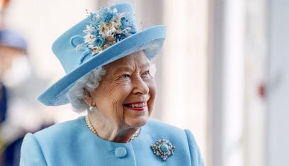 الملكة إليزابيث تشاهد إزاحة الستار عن صورة لها في وزارة الخارجية البريطانية