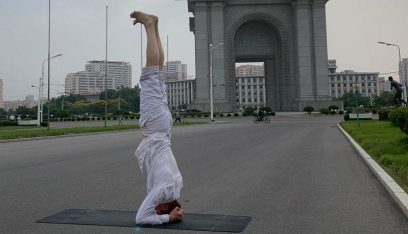 “قف على يديك”.. سفير السويد ينقل اليوغا إلى شوارع كوريا الشمالية (صور)