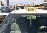 سائقو تاكسي المطار يضعون مشاكلهم في عهدة وزير الاشغال