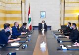 دياب التقى وفدا من مجموعة “أوعى” في السراي الحكومي