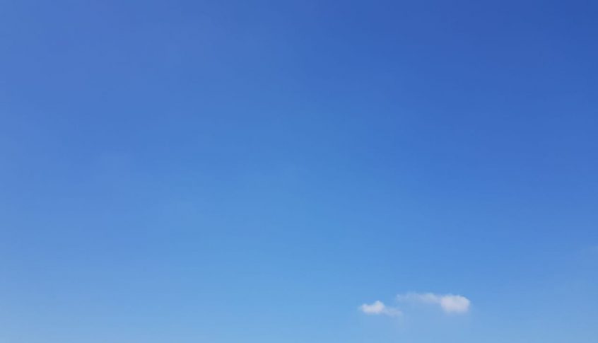 الطقس غدا غائم احيانا مع انخفاض بالحرارة ورياح ناشطة