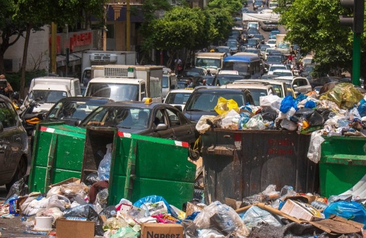 النفايات متراكمة في شوارع الهرمل والأهالي يناشدون البلدية تسوية أوضاع العمال