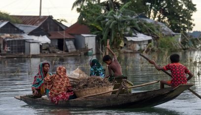 الفيضانات تغطي ثلث بنغلادش وتودي بحياة المئات وسط آسيا