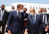 بالفيديو: الرئيس عون يستقبل ماكرون في المطار