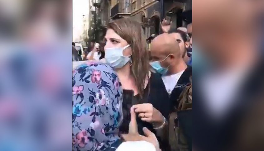 بالفيديو: محتجون رشقوا وزيرة العدل بزجاجات المياه في الجميزة!