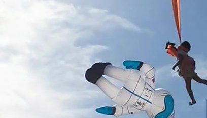 بالفيديو: طائرة ورقية تسحب طفلة 10 أمتار في الهواء!
