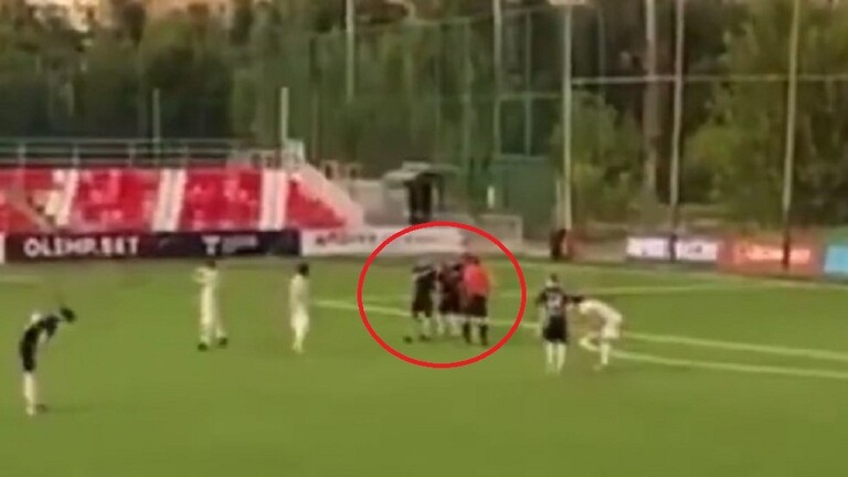 بالفيديو والصور: لاعب يعتدي بالضرب المبرح على حكم أشهر في وجهه بطاقة حمراء