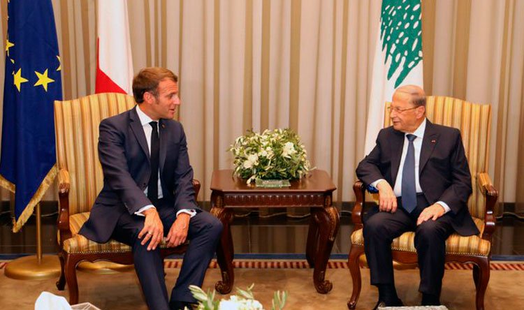 لقاء بين الرئيس عون وماكرون في صالون الشرف بمطار بيروت