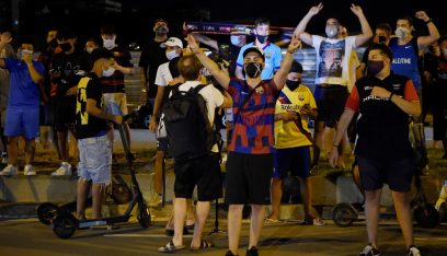 بالفيديو: تظاهرات في برشلونة لمنع “ميسي” من الرحيل!