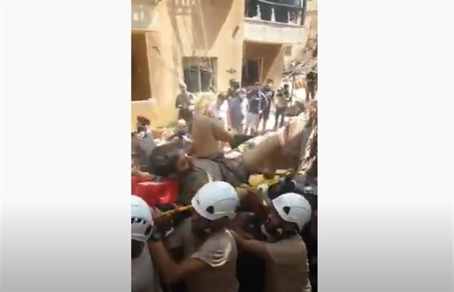 بالفيديو: انتشال أحد متطوعي الدفاع المدني حي من تحت الأنقاض..