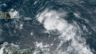 لويزيانا تأمر بإجلاء السكان مع استهداف عاصفتين الساحل الأميركي