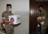 الجيش يواصل توزيع المساعدات على منازل المواطنين المتضررين من جرّاء الانفجار
