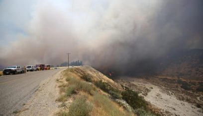 بالفيديو: حريق ضخم في كاليفورنيا يجبر الآلاف على ترك منازلهم