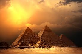 “كائنات فضائية قامت ببناء الأهرام” في مصر!