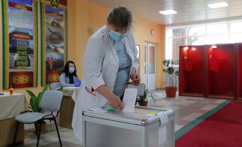 روسيا البيضاء تجري انتخابات وسط احتجاجات تهز رئيسها القوي