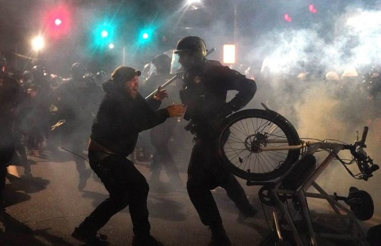 الشرطة الأميركية تهدد المتظاهرين في بورتلاند بالاعتقال