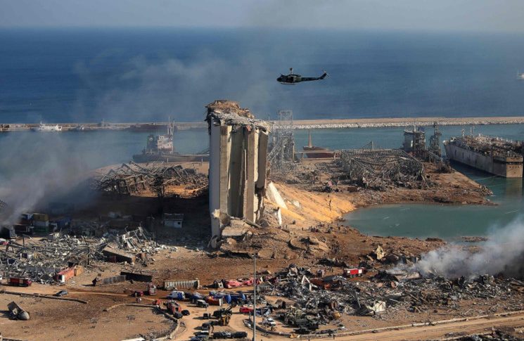 بعد الانفجار.. سفينة تدخل إلى مرفأ بيروت وعلى متنها 400 حاوية
