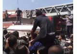 فوج اطفاء بيروت كرم المسعفة سحر فارس في الكرنتينا (فيديو)